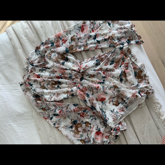 Backless floral flowy romper - Picture 1 of 3